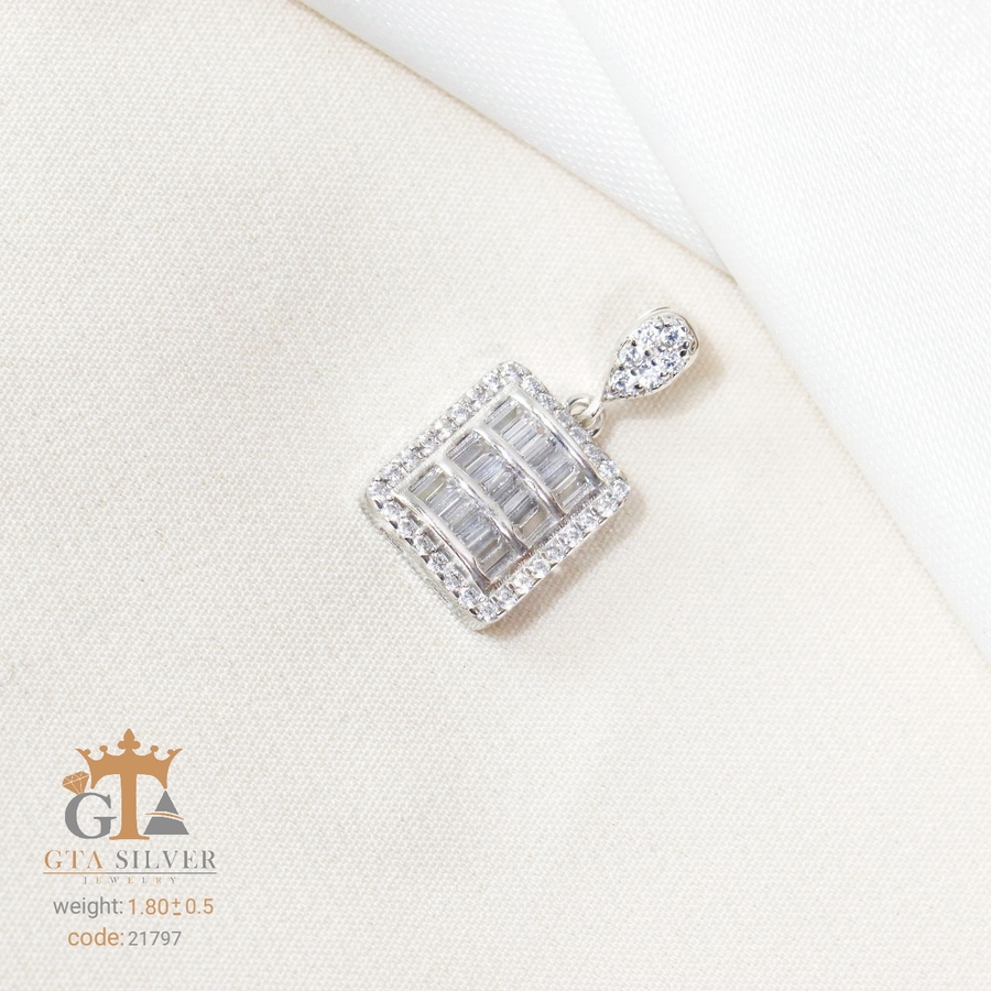 237657bd-e72e-45be-9422-1f6953f80409.jpg مدال نقره میکرو طرح امرالدکات کد 21797 - تصویر 1