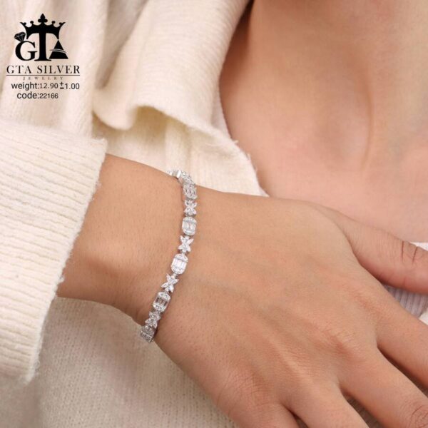 دستبند نقره زنانه مدل امرالدکات طرح گل کد 22166 - تصویر 2