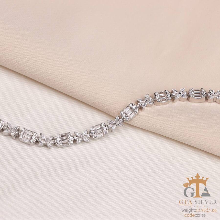 a8f8b696-4523-4c7f-9e69-b19e3e96a9f2.jpg دستبند نقره زنانه مدل امرالدکات طرح گل کد 22166 - تصویر 1